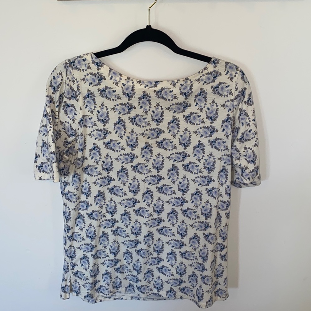 FREE WITH BUNDLE of 2 or more items. UNIQLO Floral Medium Top